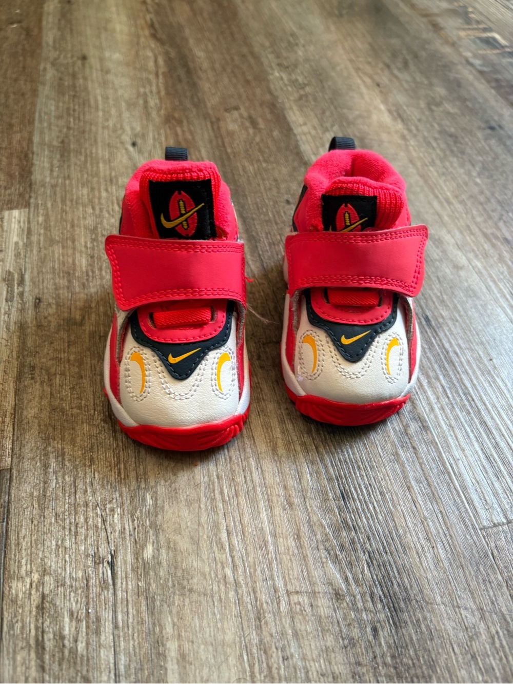Nike Diamond Turf pink & white size 2c
